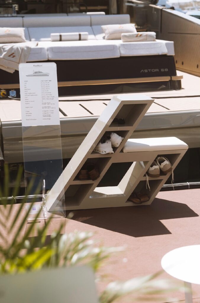 Scarpiera su misura a forma di "b" del logo Bellini, stand Bellini Yacht Cannes 2026 – Progetto 2