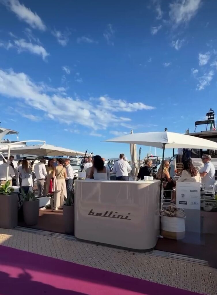Banco bar con logo Bellini, stand Bellini Yacht Cannes Yachting Festival 2026 – Progetto 2