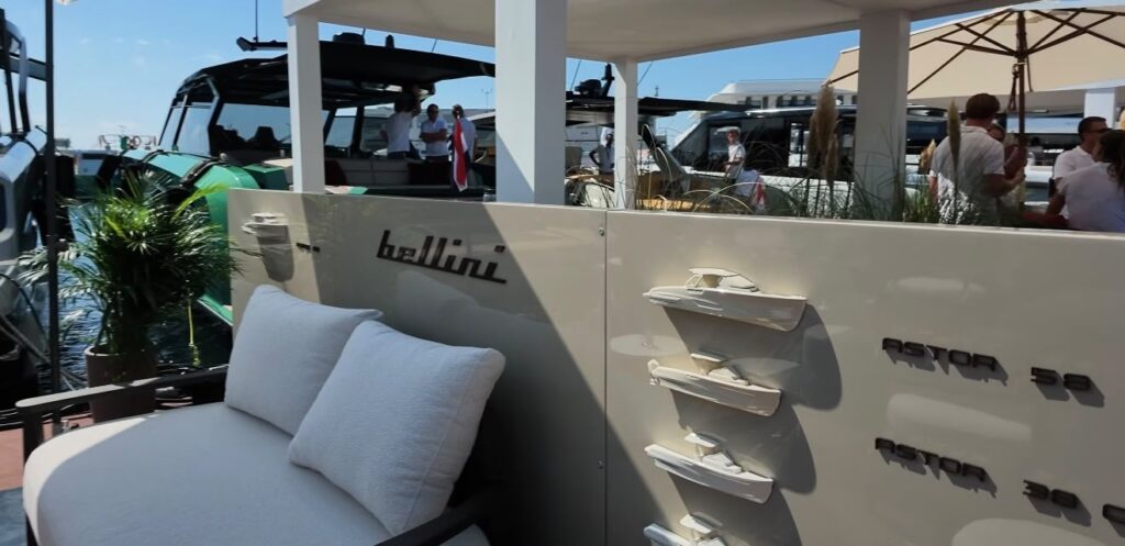 Parete con modelli Astor in rilievo, stand Bellini Yacht Cannes 2026 – Progetto 2