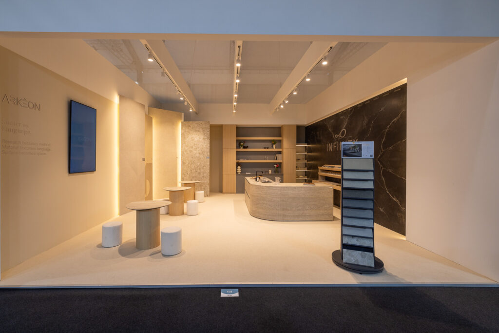 Stand Infinity ad Area30 2026, Löhne: vista d'insieme con cucina espositiva – Progetto 2